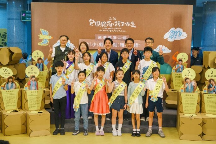 賴清德總統與11名小小縣長候選人合影