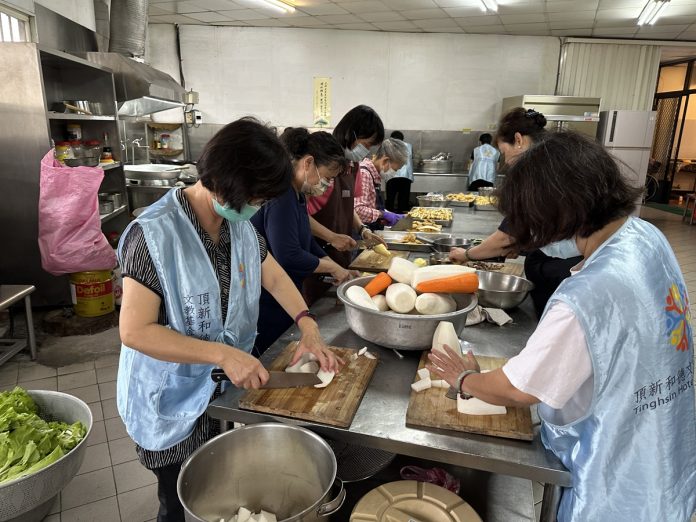 頂新和德文教基金會香客服務站提供各式補給品、素膳麵(頂新和德文教基金會提供)_0