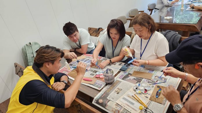 「海線一家親環保協會」團隊帶領製作「浮球上板」海廢再利用DIY體驗。