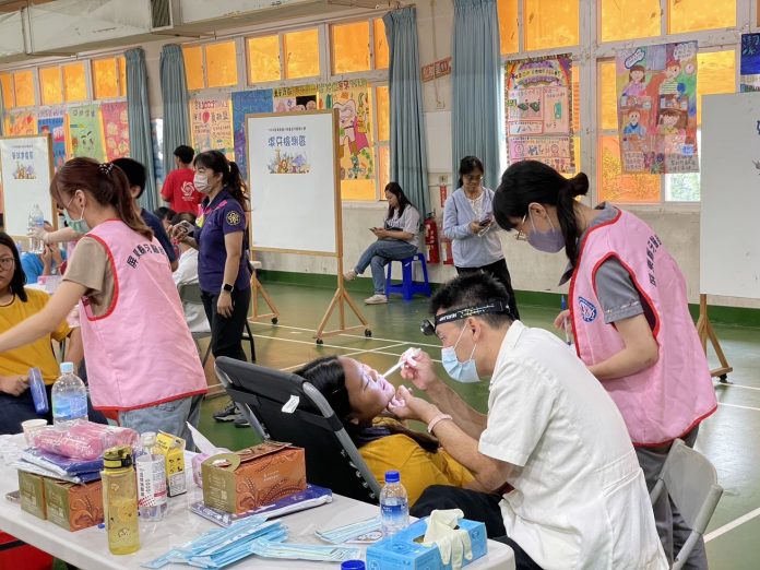 牙醫師進行口腔檢查
