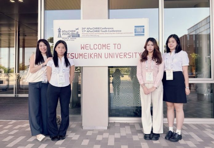 1150611a東海大學國際學院張亦騏教授(左1)率三位大一生(左2起)曾思錡、濮愷妮、王彣瑜