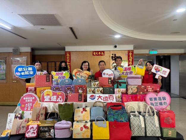 台南大遠百捐贈140盒端午禮盒