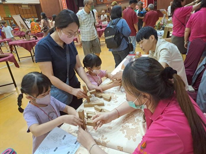 大葉學生志工隊在魯班公宴現場與民眾互動