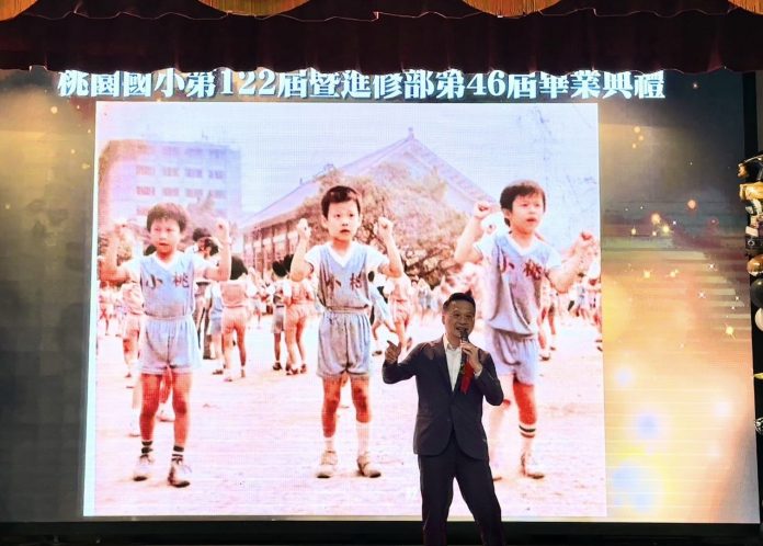 蘇俊賓展示當年跳操照片