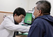 阿公到陽台抽菸仍害孫反覆咳嗽 三手菸看不見更傷肺
