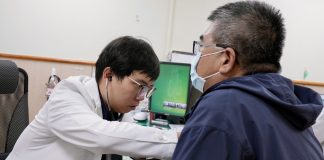 阿公到陽台抽菸仍害孫反覆咳嗽 三手菸看不見更傷肺
