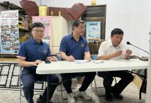 大甲警分局長蔡期望偕同轄區所長化身村里播音員 詼諧廣播逗笑長輩