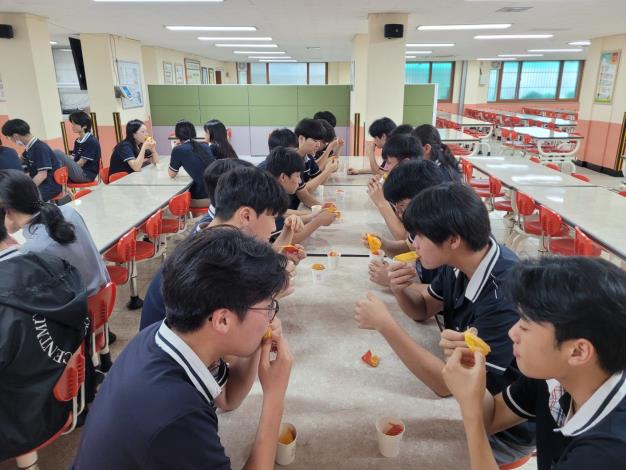 東一高中同學品嘗臺南芒果