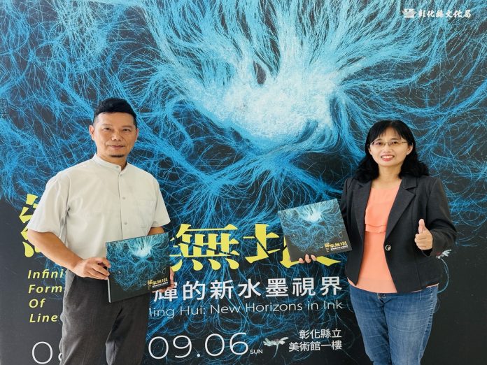 04(右)文化局長張雀芬與蕭明輝老師合影_0