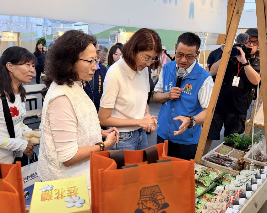 苗栗縣府農業處長陳樹義向南投縣長許淑華介紹苗栗縣山海特色農產。(圖/苗栗縣政府)