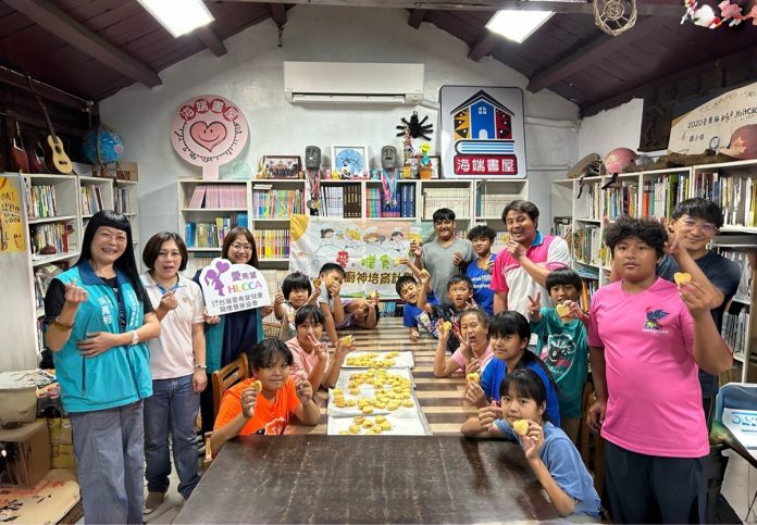 愛希望兒童發展協會與頂新和德文教基金會攝於海端書屋。(頂新和德文教基金會提供)_0