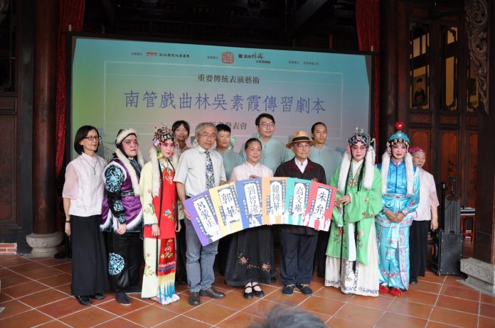 文資局陳局長與林吳素霞藝師贈書予宮保第園區