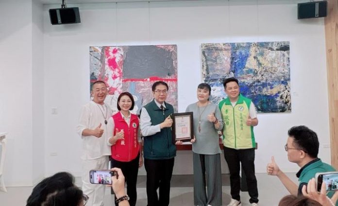 玉衡文教藝術協會捐贈學生牛乳儀式-市長黃偉哲頒發感謝狀