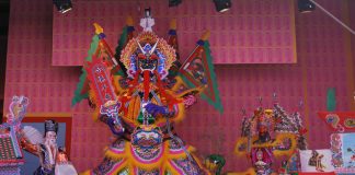 大甲鎮瀾宮展開慶讚中元祭典 鬼王先上陣湧至人潮祭拜
