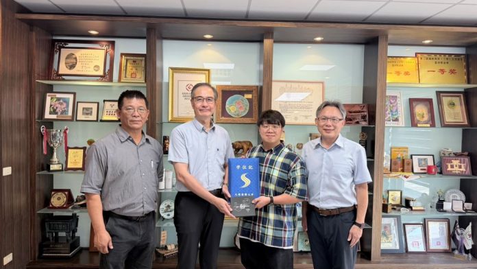 1150923a嶺東科大陳仁龍校長(左二)在侯伯樺(右二)赴日工作前親自給予鼓勵及肯定