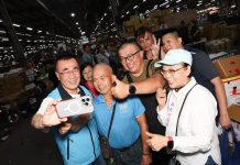 李四川清晨5點赴蘆洲大台北果菜市場 攤商熱情擁抱高呼凍蒜