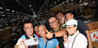 李四川清晨5點赴蘆洲大台北果菜市場 攤商熱情擁抱高呼凍蒜
