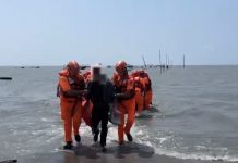 芳苑民眾受困潮間帶 海巡即時馳援安全接駁返岸