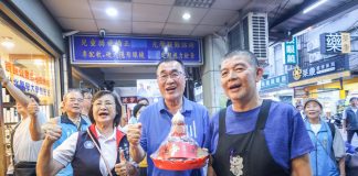 蘆洲婆媽嗨翻! 李四川黃昏市場掃街 獲贈超吸睛「凍蒜應援千層座」