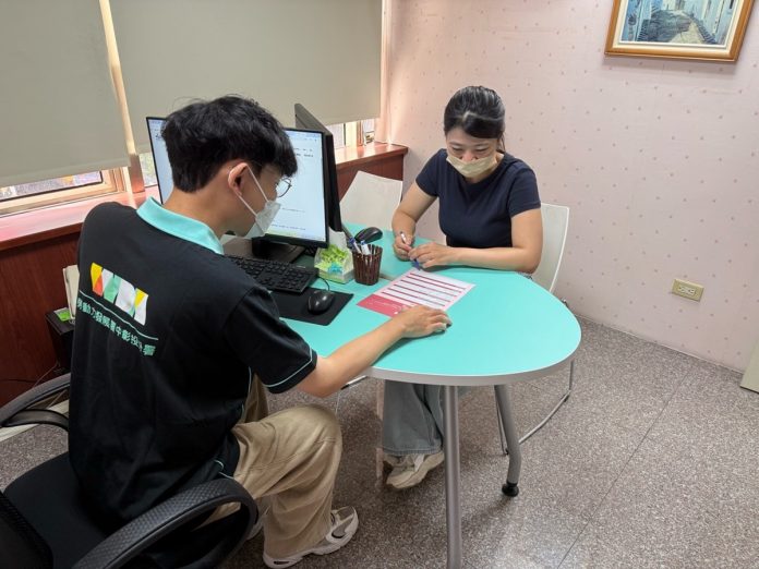 圖1.中彰投分署員林就業中心為求職者解說青年職得好評計畫(示意圖)(示意圖)