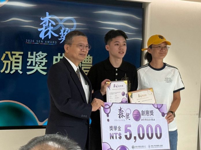 大葉大學空設系章順敏老師(右)指導戴宇汶同學(中)獲森獎創意獎_0