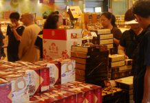 中秋節閤家團圓賞月時刻即將到來 人潮湧進搶購糕餅場面熱鬧