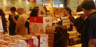 中秋節閤家團圓賞月時刻即將到來 人潮湧進搶購糕餅場面熱鬧