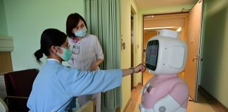 亞大醫院開箱深耕智慧醫療成果機器人、AI、虛擬實境驚艷全場