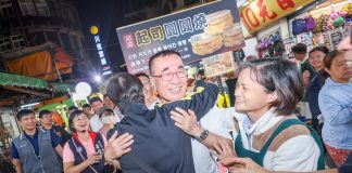 李四川掃三重三和夜市人氣強強滾 鄉親熱情包圍要求合影、簽名