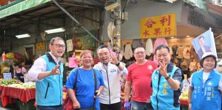 雙北立委前進新莊宏泰市場 鄉親比OK手勢力挺李四川