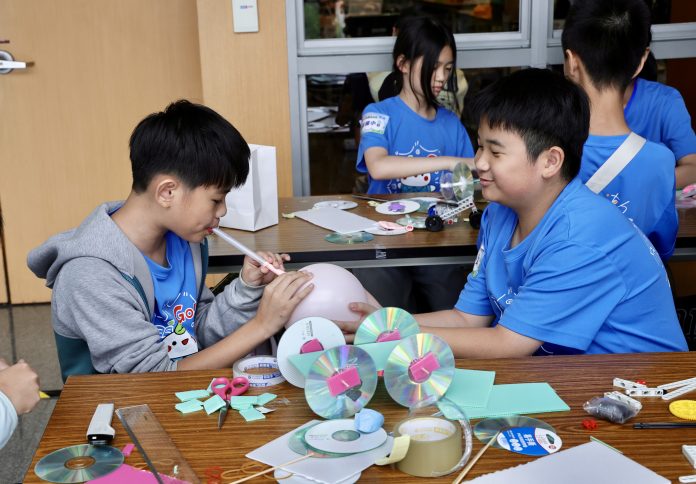 能源小鐵人競賽頭湖國小學生進行風力車製作